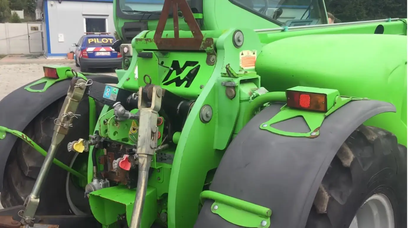 Ładowarka Merlo z prasą rolującą na polu