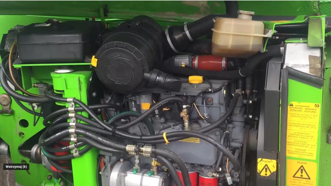 Ładowarka Merlo z pługiem na polu